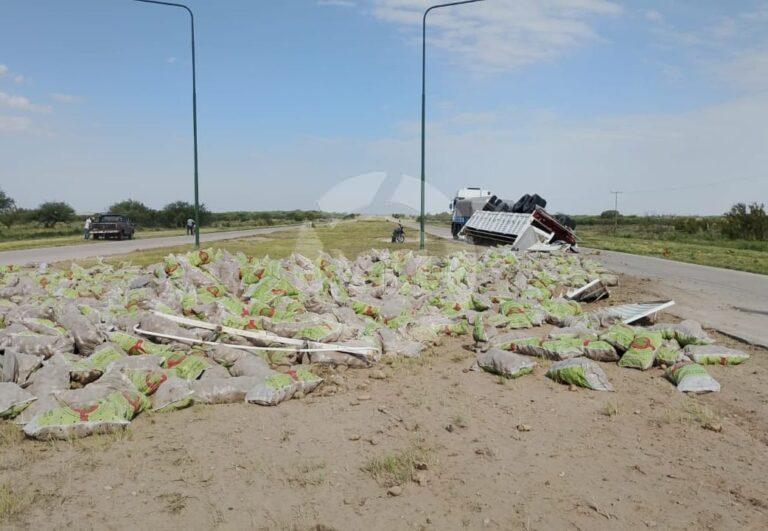 Volcó un camión que transportaba papas: no hubo heridos