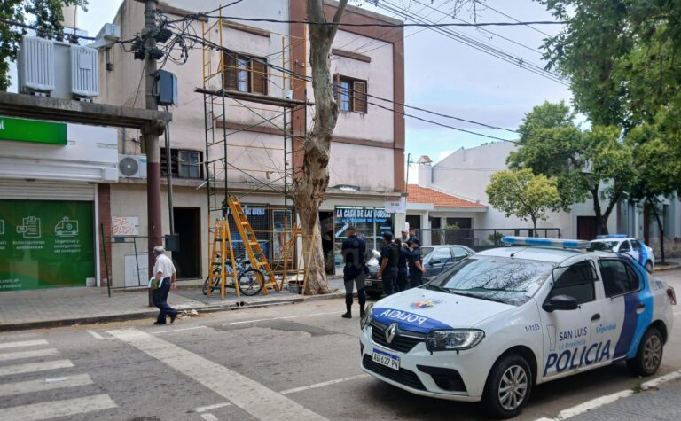 Un pintor cayó desde un andamio tras recibir una descarga eléctrica