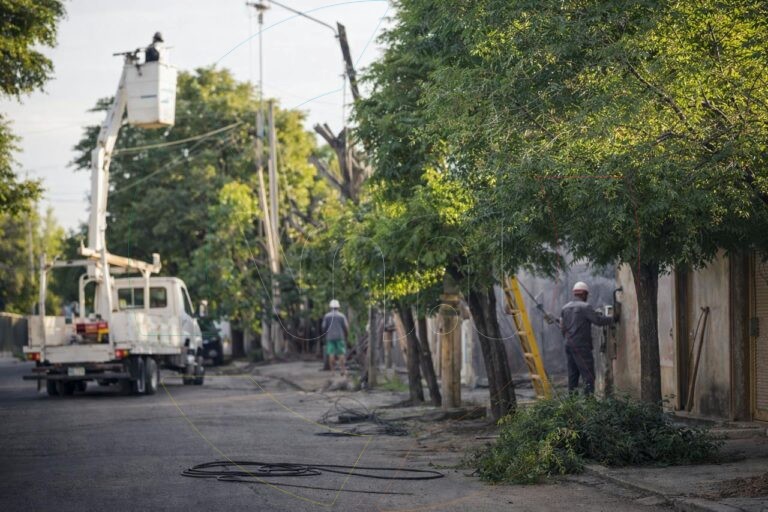 Villa Mercedes: un colectivo derribó postes y dejó a vecinos sin servicios