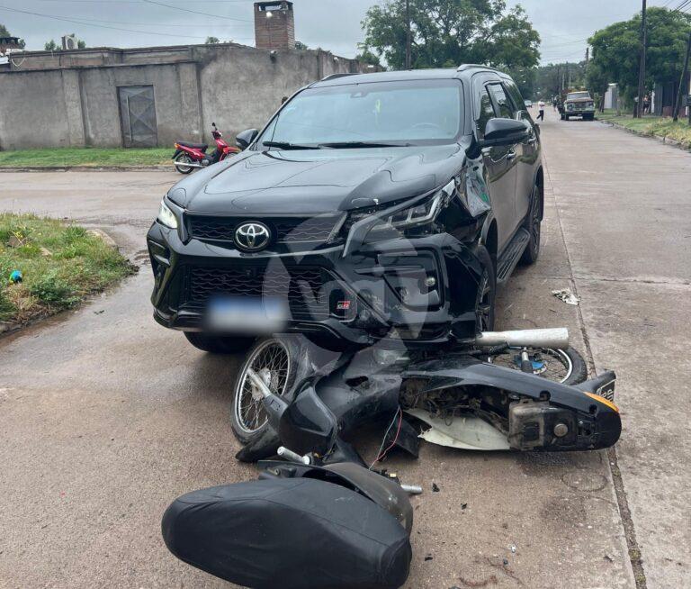 Dos adolescentes circulaban en contramano y resultaron heridos tras chocar con una camioneta