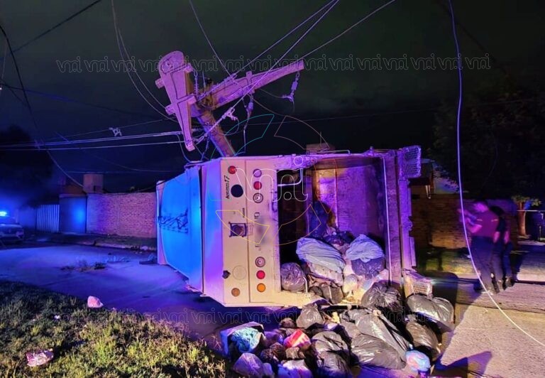 Accidente en San Luis: un camión recolector volcó tras chocar contra un poste