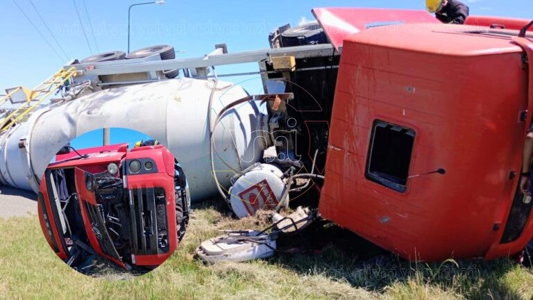 Volcó un camión en la rotonda de Circunvalación Sur y Autopista 55