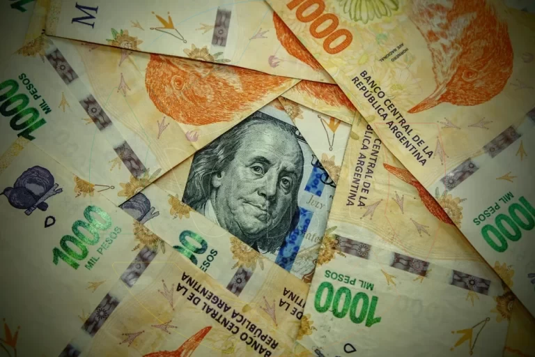 Proyectan que el techo del dólar oficial podría acercarse a los $2.000 en 2026