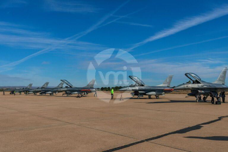 Los F-16 ya vuelan rumbo a la Argentina: cómo es la compleja operación de traslado