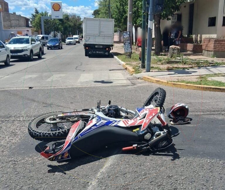 Choque entre una moto y un camión dejó a un joven hospitalizado en San Luis