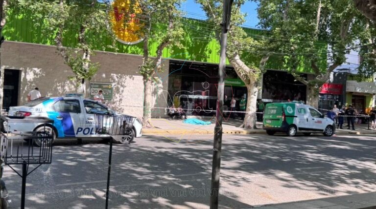 Una mujer falleció tras descompensarse en la vereda del supermercado VEA