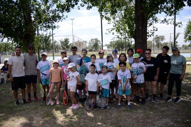 La Escuela Municipal de Tenis cerró el año con una jornada especial en El Lago