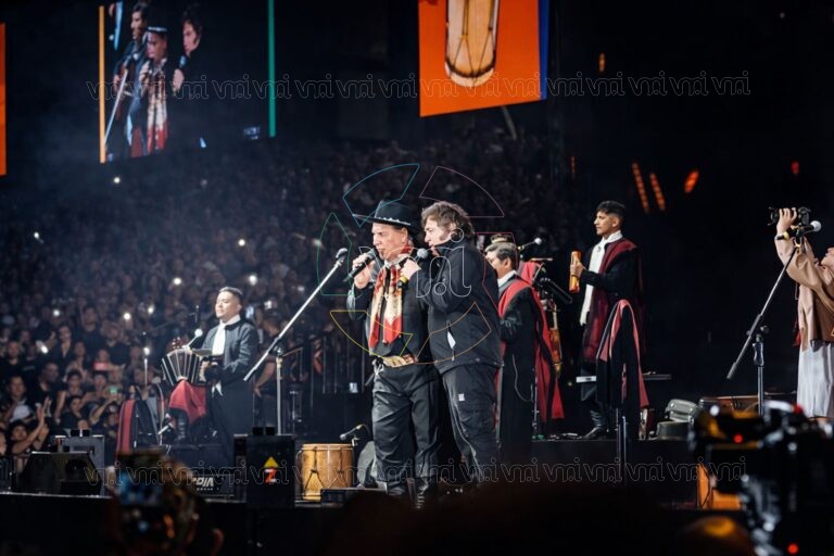 Milei se subió al folklore en Jesús María y cantó junto al Chaqueño
