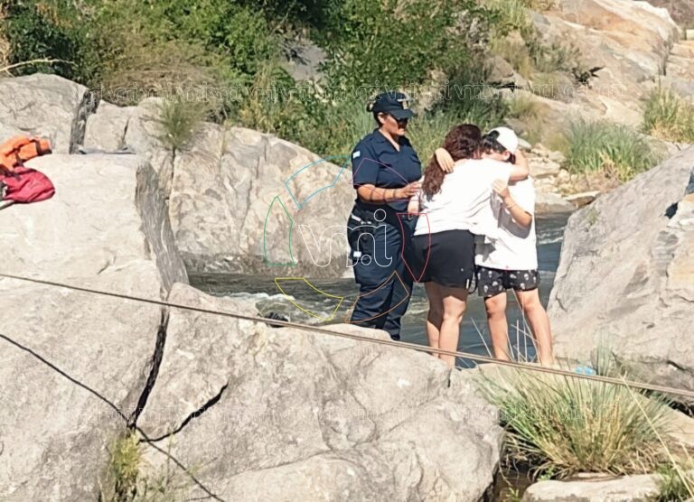 Realizaron un rescate preventivo por la crecida del río en Siete Cajones