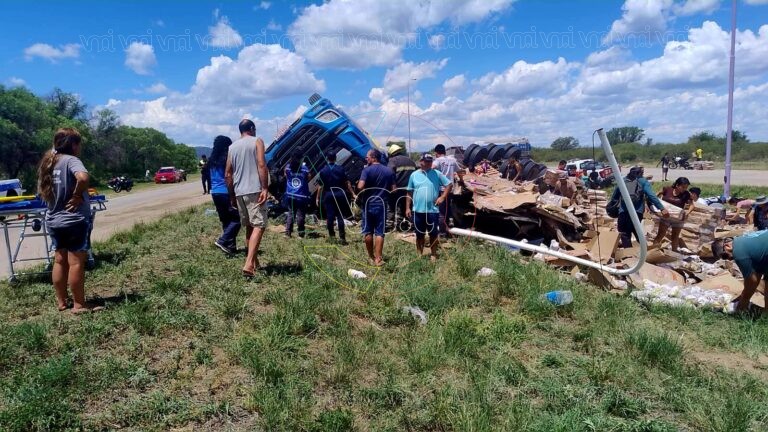 Volcó un camión con pollos congelados y desató corridas y descontrol en la Autopista