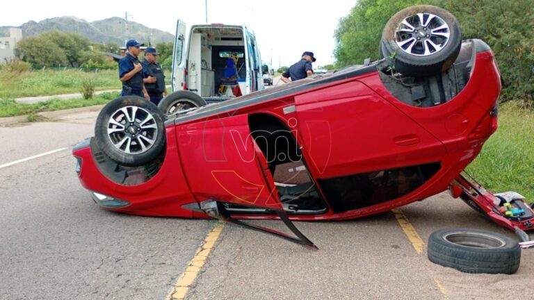 Vuelco en la Autopista 25 de Mayo: dos personas resultaron heridas y fueron hospitalizadas