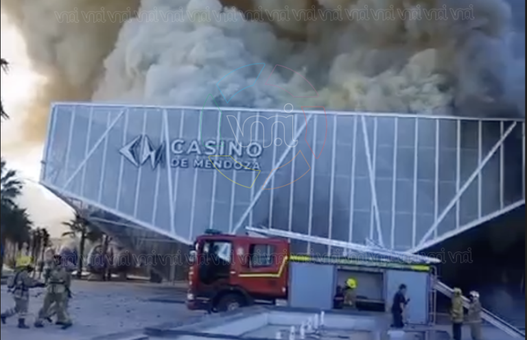 Incendio en un casino de Mendoza: dos trabajadores fueron rescatados tras un violento siniestro