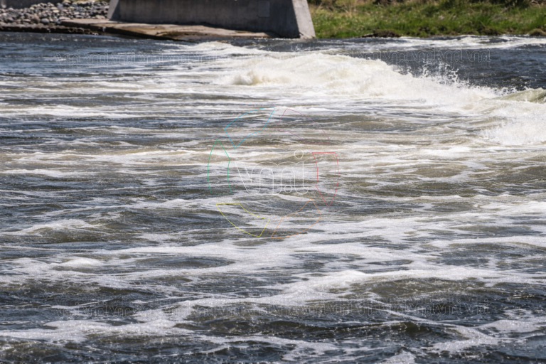 Preveen crecida del Río V en Villa Mercedes: restringen sectores del Parque Costanera por apertura de diques