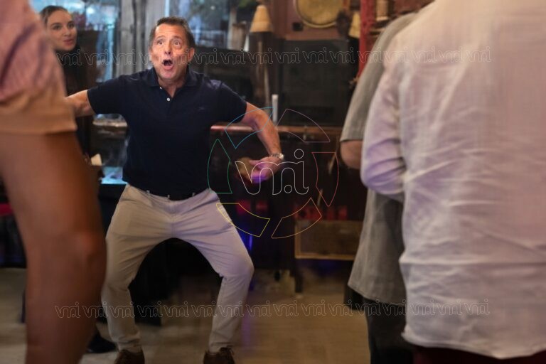 Escándalo en Santiago del Estero: filman al padre de Agostina Páez imitando gestos racistas en un bar