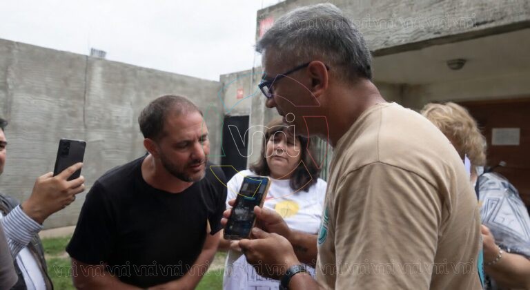 Vecinos de Villa Mercedes volvieron a reclamar frente a la casa de Vicente Cuesta y lo enfrentaron por teléfono