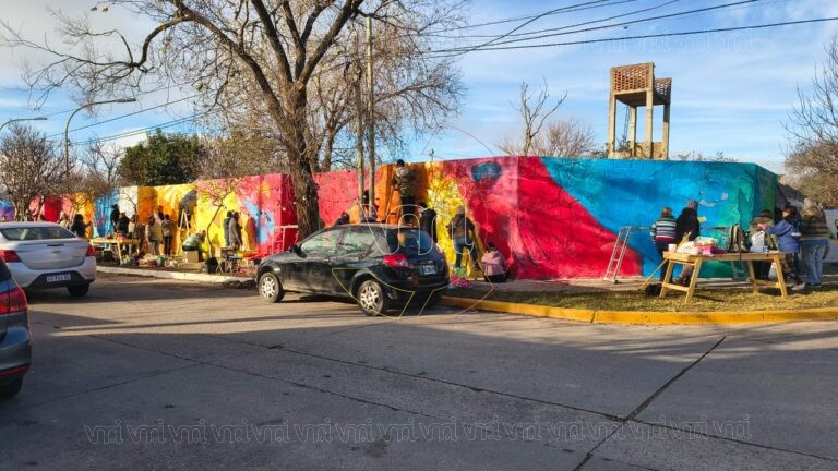 Estudiantes de la Diplomatura en Muralismo realizan una intervención artística en Obras Públicas de Villa Mercedes