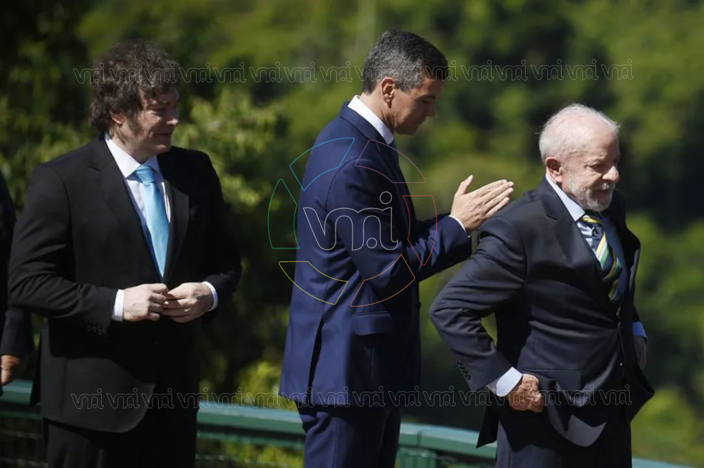 El presidente Javier Milei observa a su par de Brasil, Lula da Silva.