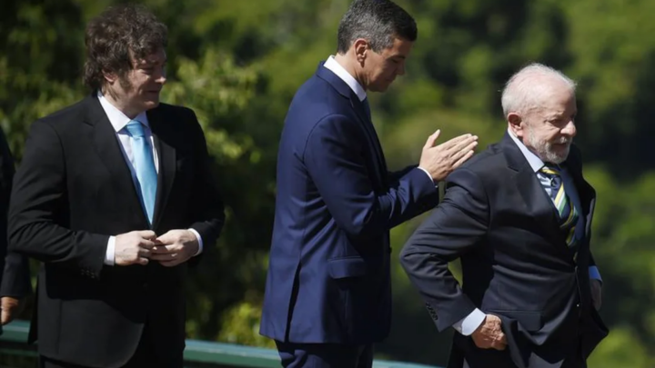 El presidente Javier Milei observa a su par de Brasil, Lula da Silva.